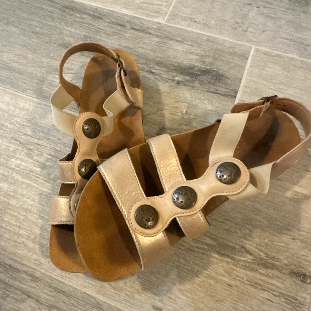 SAS Women's Studded Strappy Open Toe Sandals Champagne Gold Leather 7.5